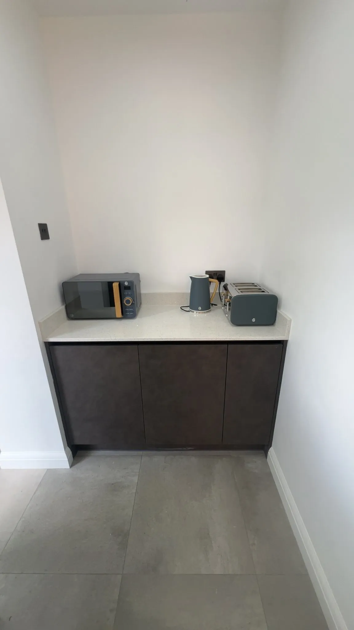 Bespoke kitchen side table fitted by T M Joinery